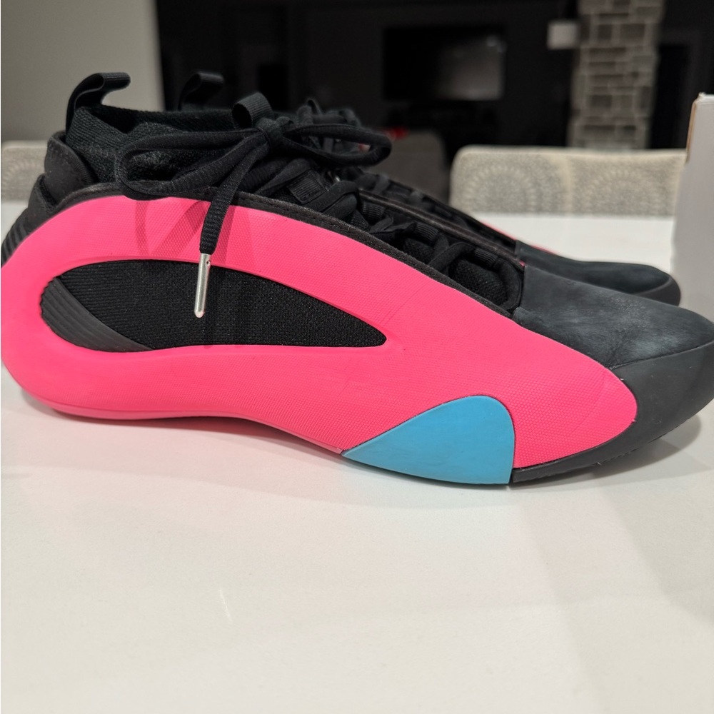 Black & pink Harden volume 8